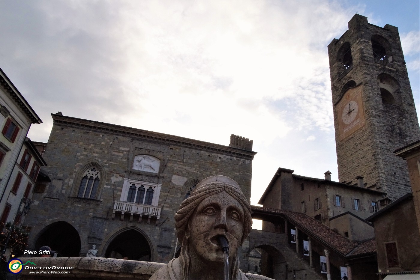 61 Piazza Vacchia, Fontna del Contarini,Palazzo della Ragione e Torre Civica (Campanone).JPG